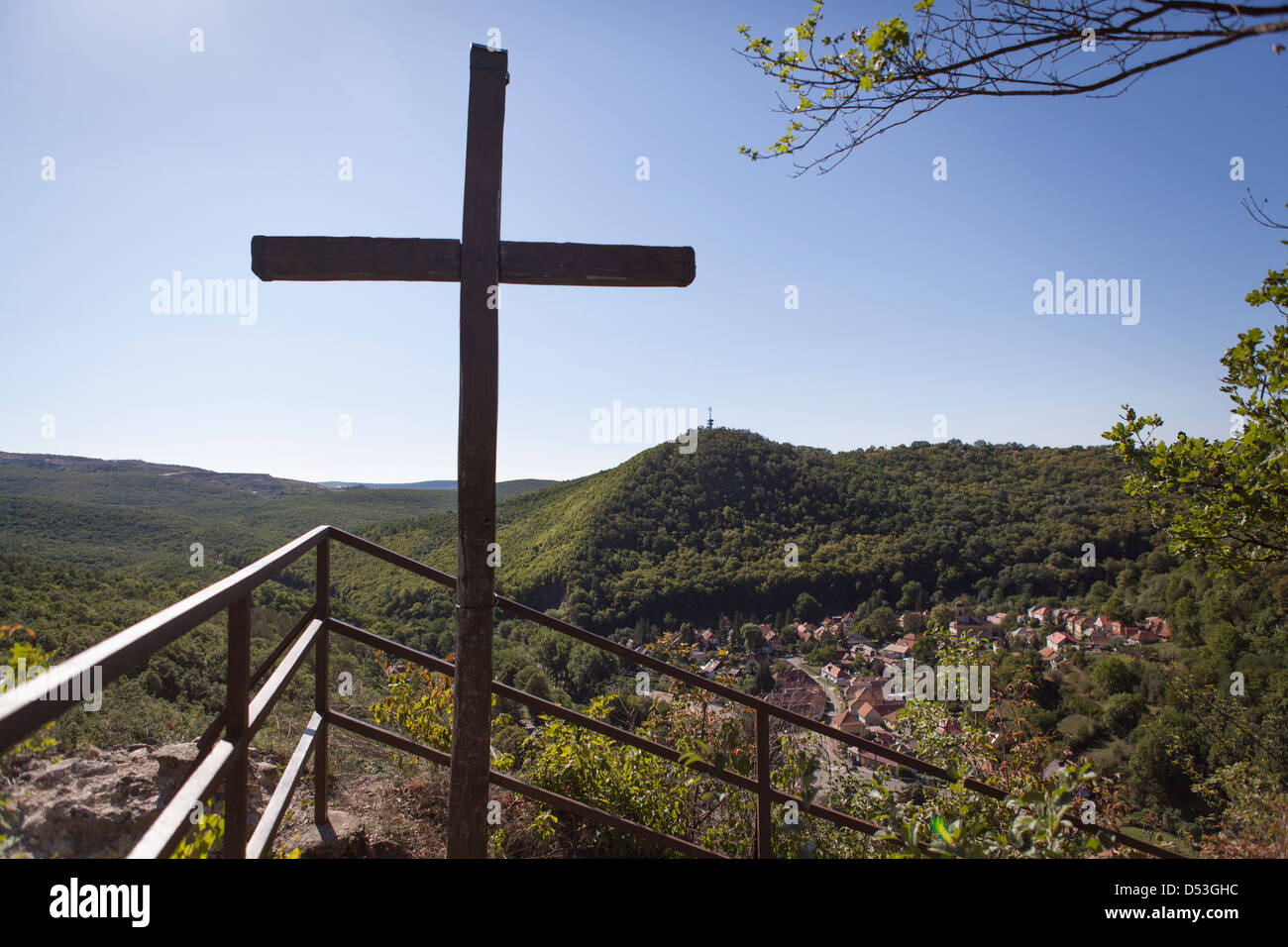 Blick vom Aussichtspunkt auf dem Berg mit einem Kruzifix auf Szavasko Stockfoto