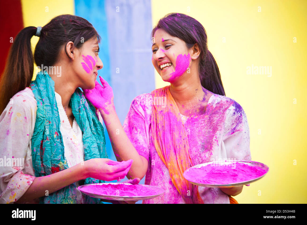 Freundinnen feiern Holi Stockfoto