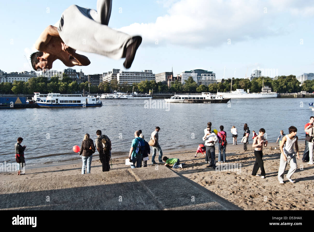 Junger Mann üben Parkour am Ufer der Themse, London Stockfoto