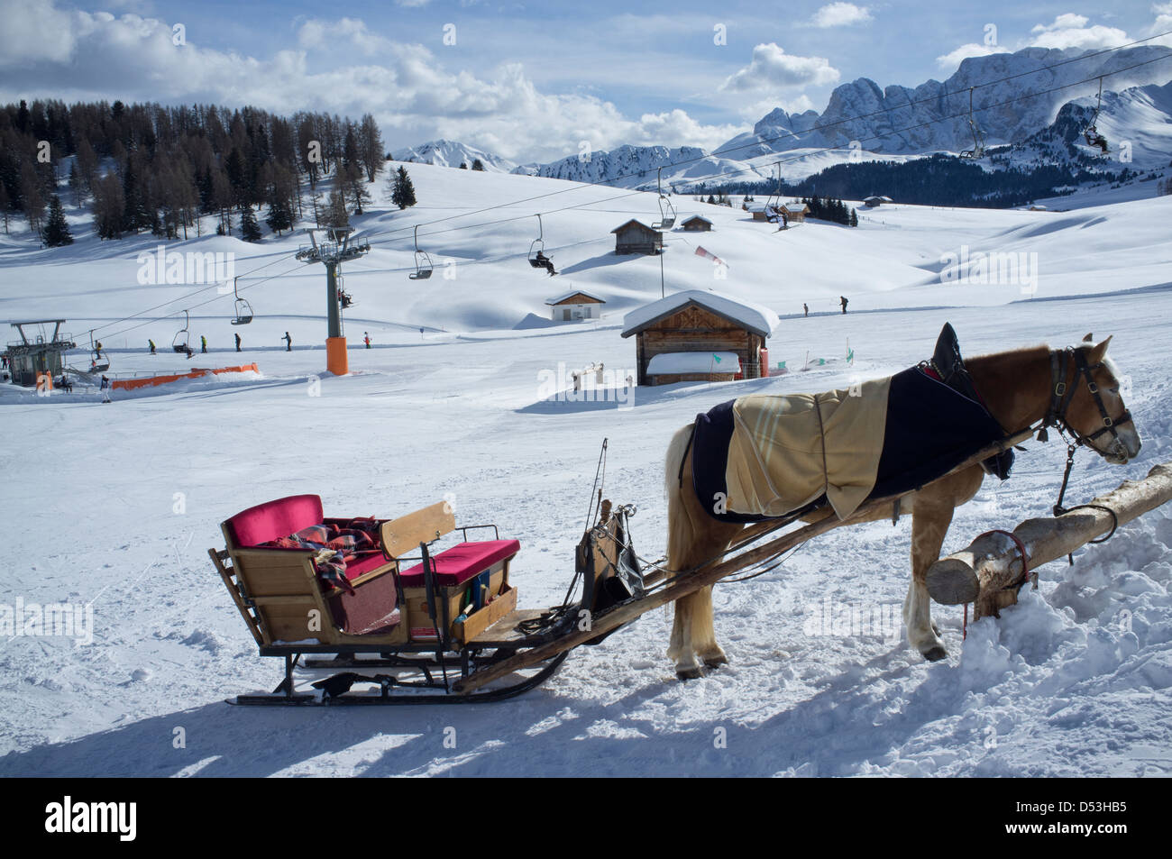 Ein Pferd und Schlitten warten auf Passagiere auf der Alpe di Suisi Skigebiet in den Dolomiten, Italien Stockfoto