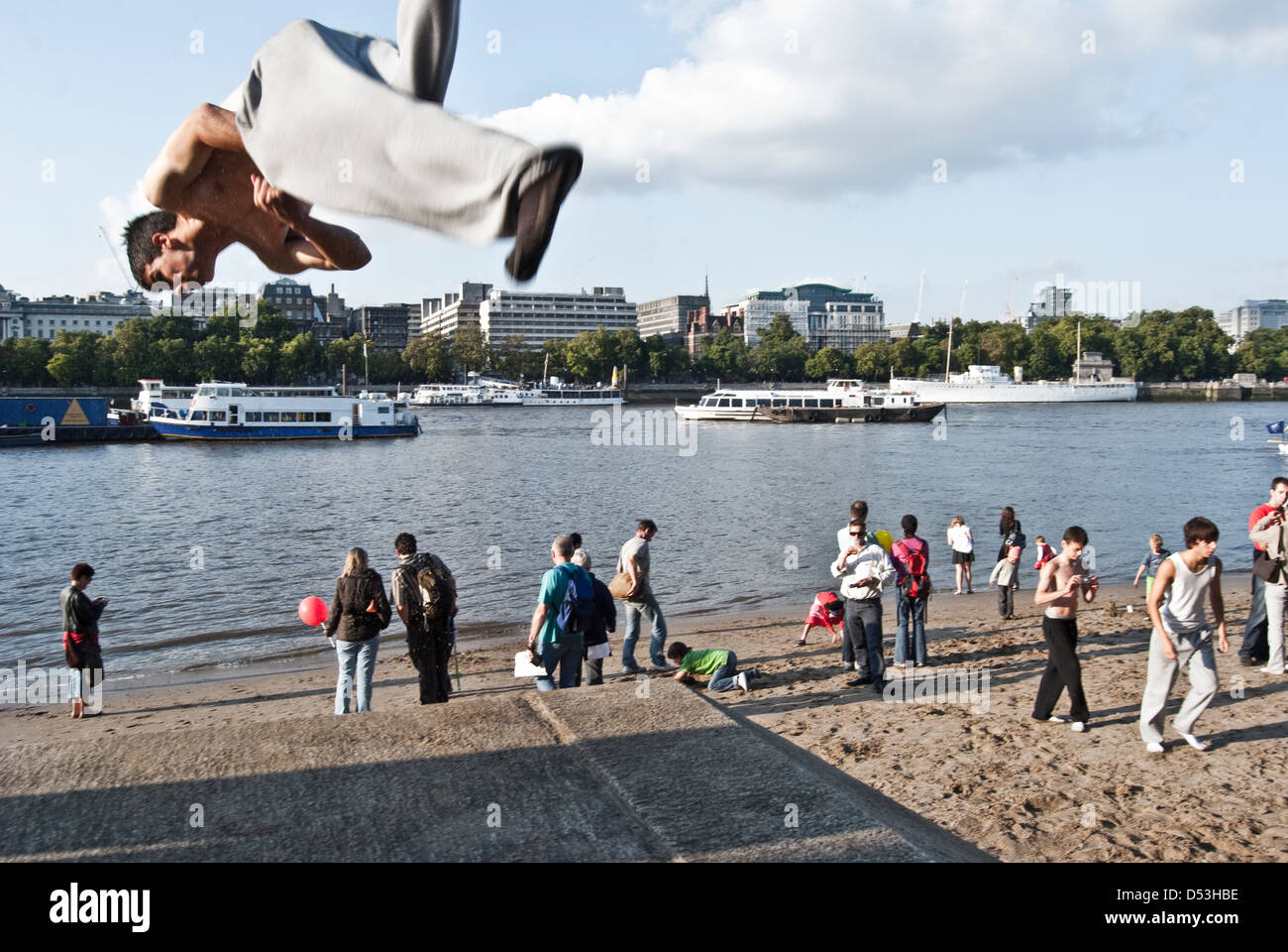 Junger Mann üben Parkour am Ufer der Themse, London Stockfoto