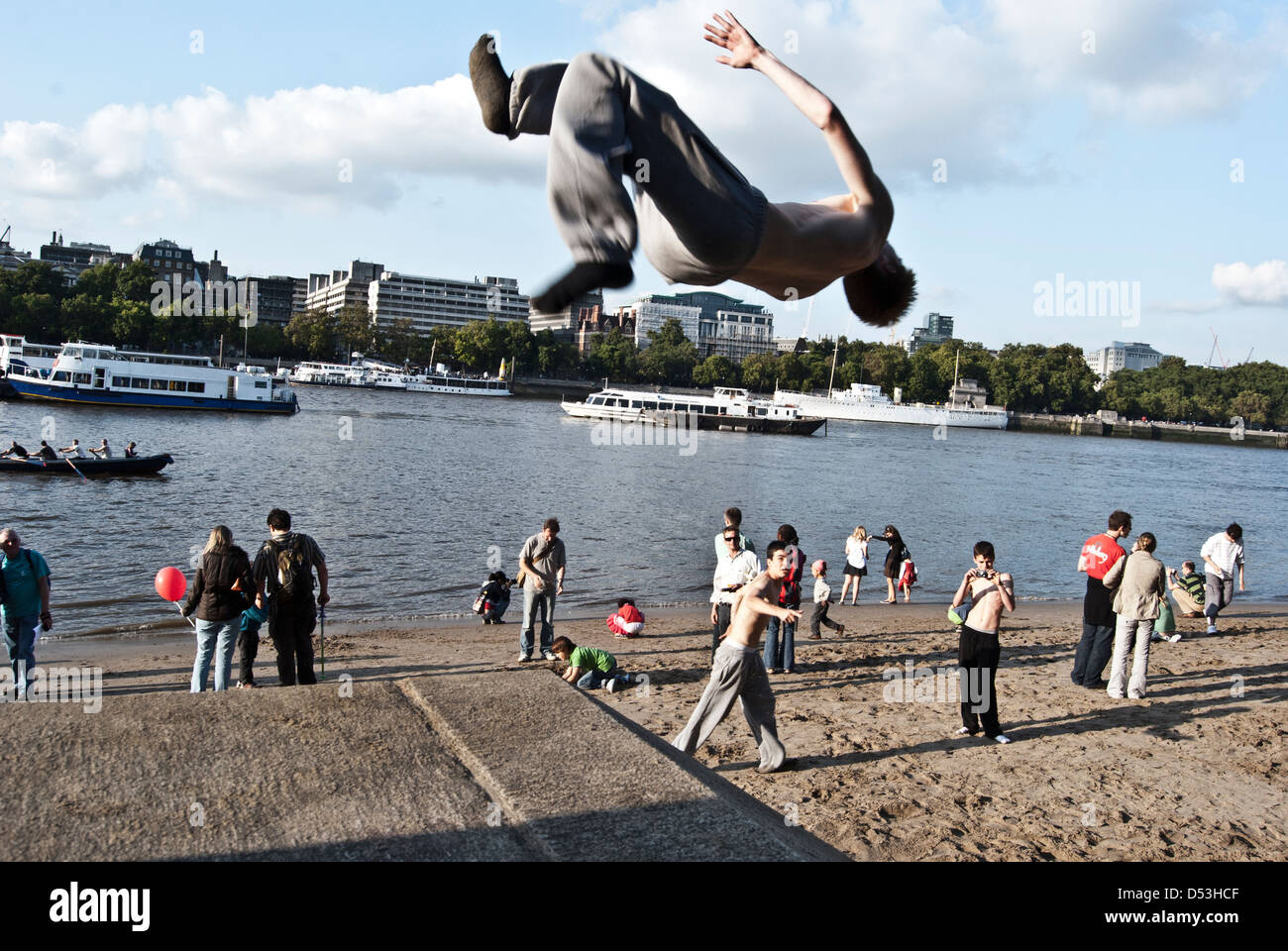 Junger Mann üben Parkour am Ufer der Themse, London Stockfoto