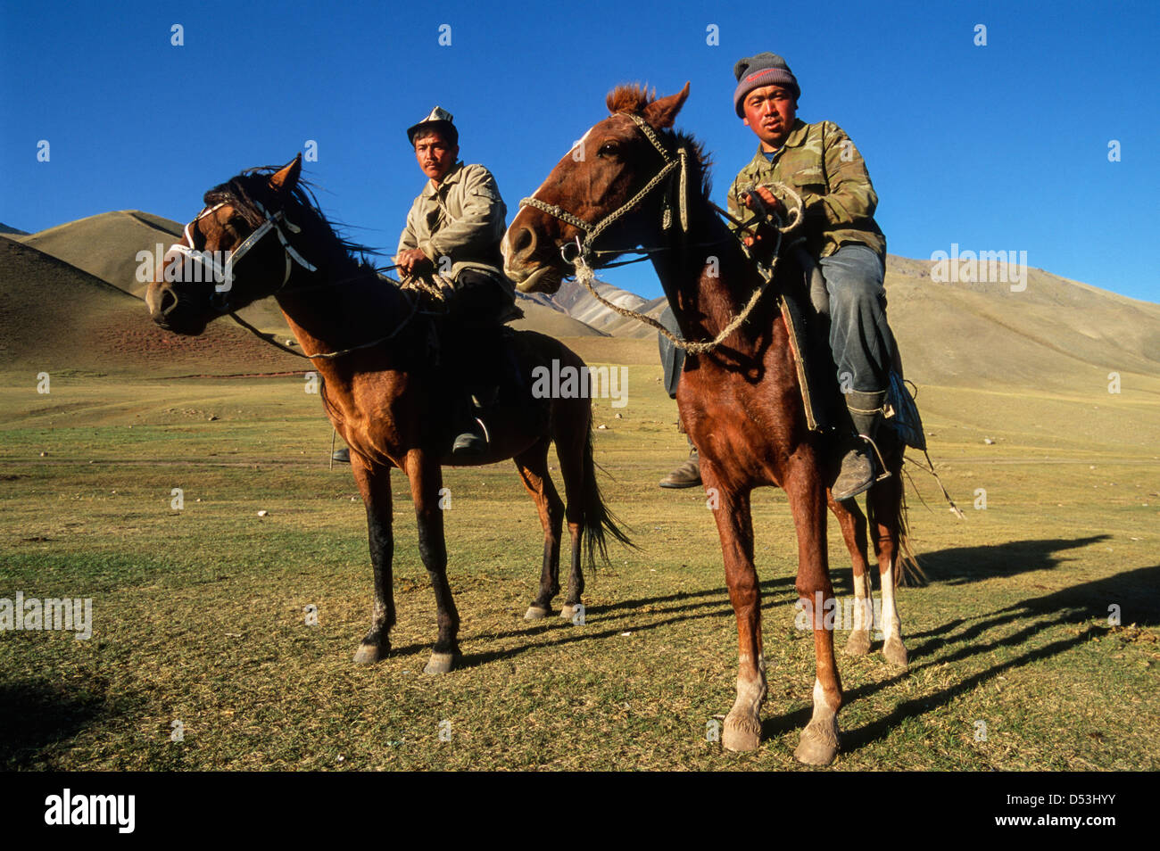 Zwei kirgisische Hirten reiten Pferde, Kirgisien, Zentralasien Stockfoto