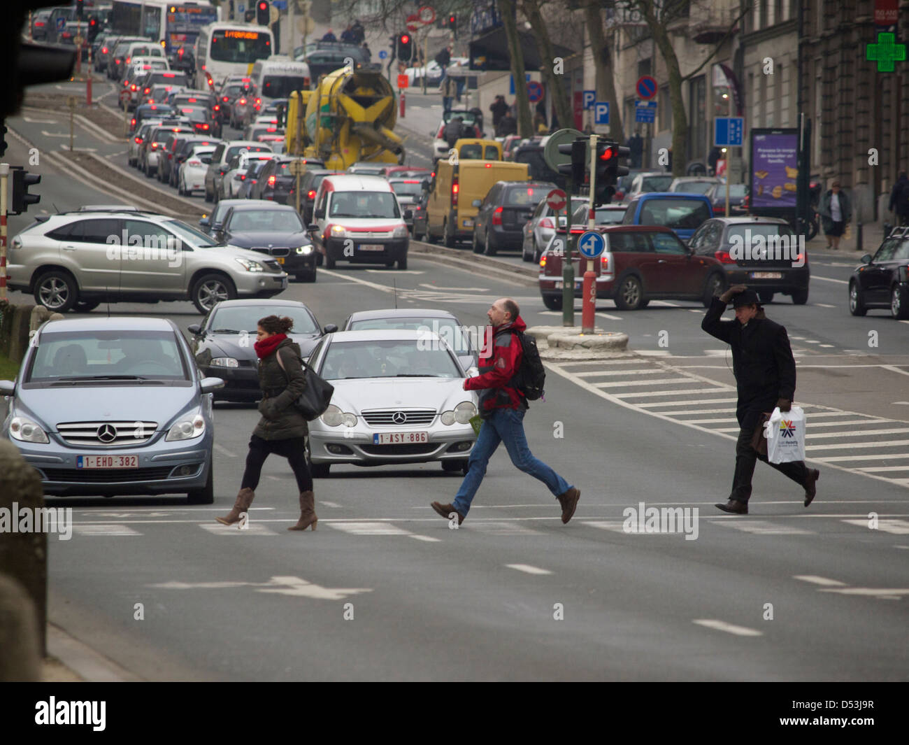 Überqueren der Straße in Brüssel kann eine echte Herausforderung sein. Stockfoto
