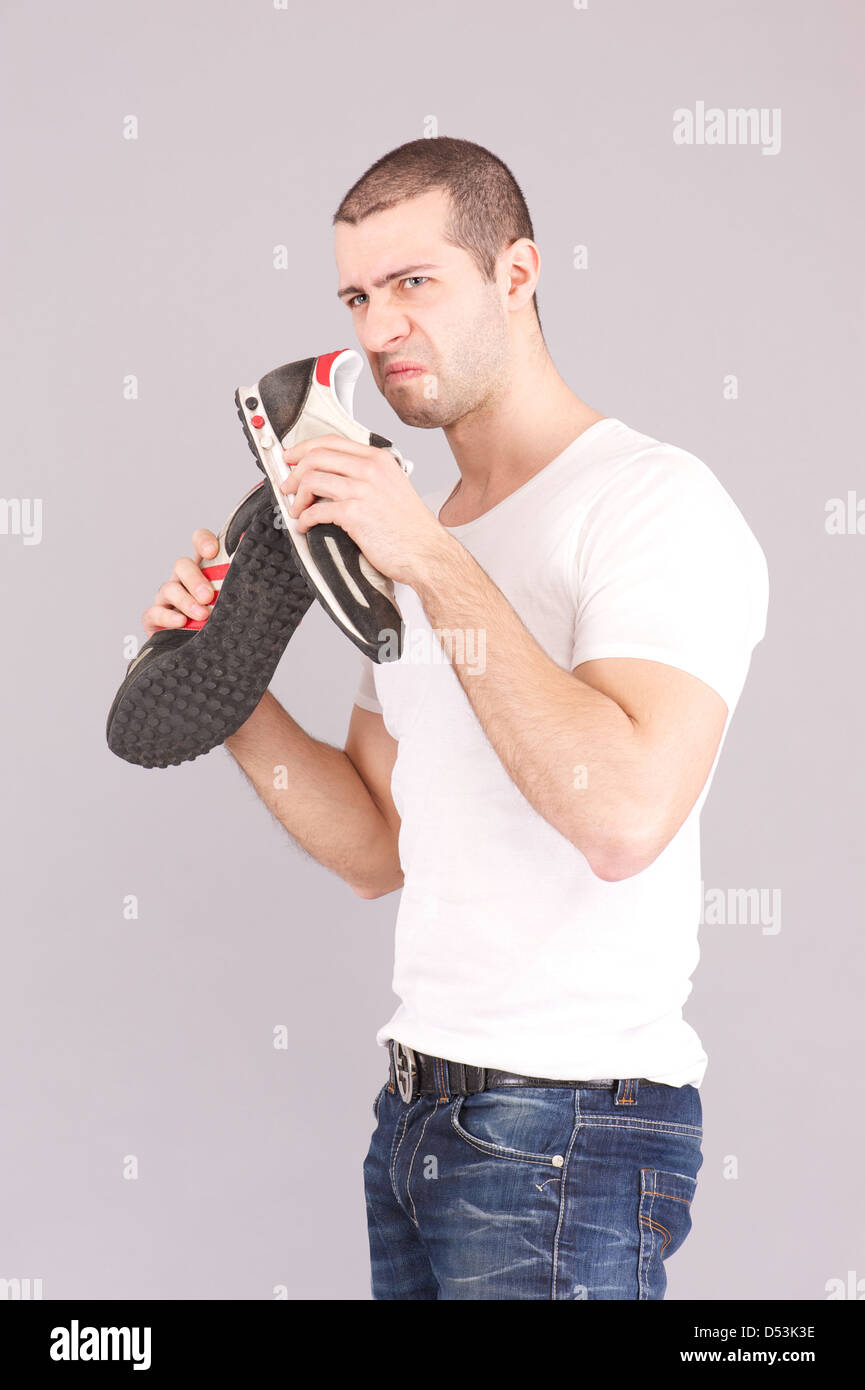 Mann überrascht Porträt Blick auf Schweiß Schwitzen Fleck und Schuhe Stockfoto