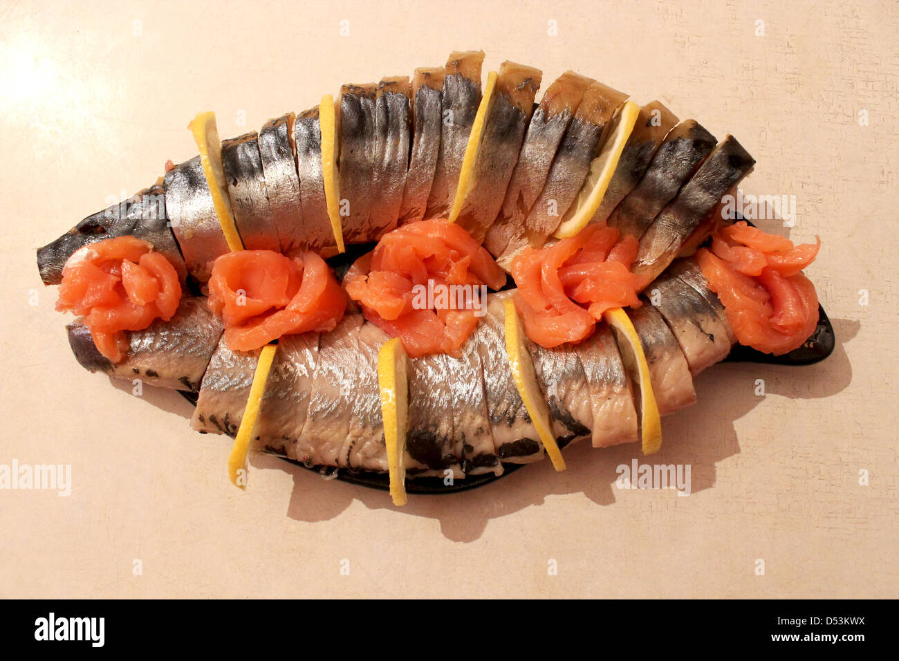 Bild von Gericht mit Makrele kalt geräuchert und Stücke von Zitrone Stockfoto