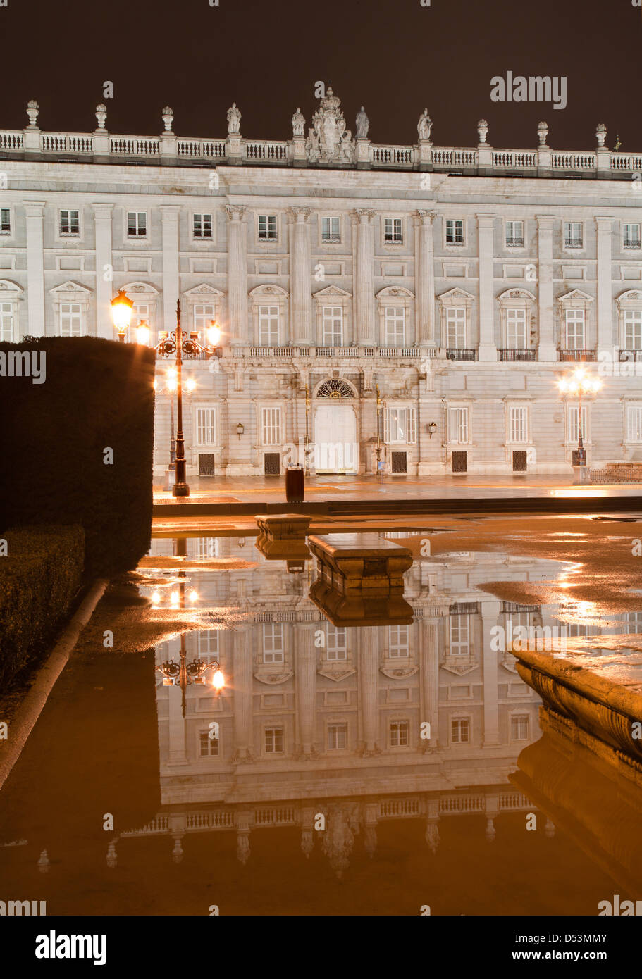 MADRID - März 10: Ostfassade des Palacio Real oder Royal Palace gebaut zwischen den Jahren 1738 und 1755 Stockfoto