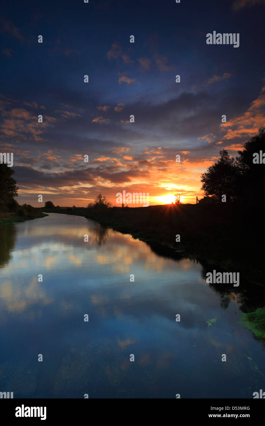 Abtropfen Sie Herbst Sonnenaufgang über Fenland Wasserstraße, Cambridgeshire, England, Großbritannien, UK Stockfoto