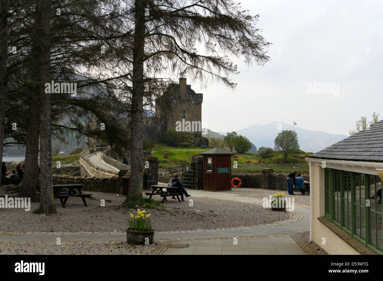 Die historischen Eilean Donan Castle in Schottland mit Bänken und der Pfosten auf dem Weg zum Schloss Stockfoto