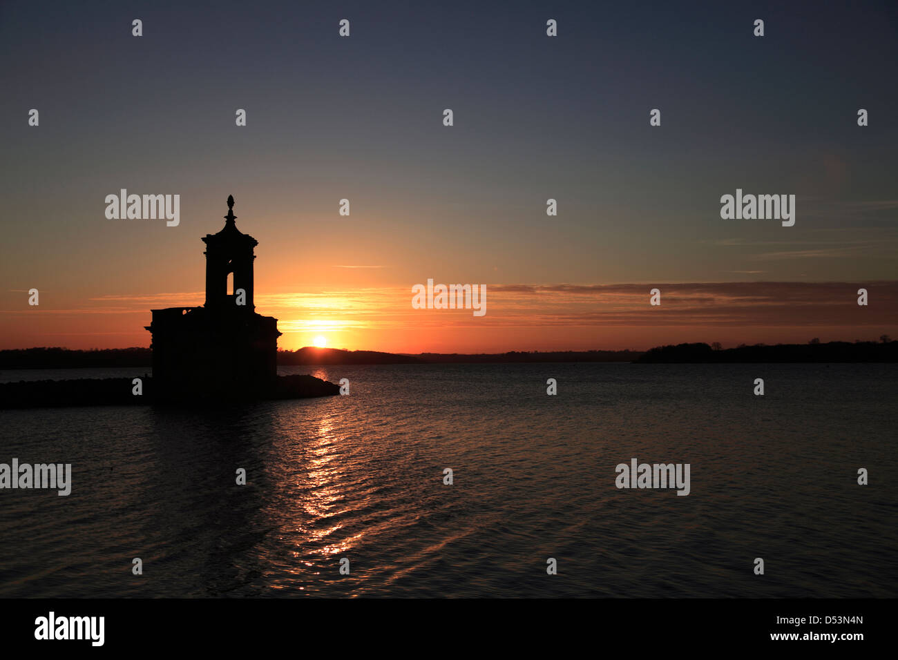 Sonnenuntergang über Normanton Kirche, Rutland Wasserbehälter; Rutland County; England; UK Stockfoto