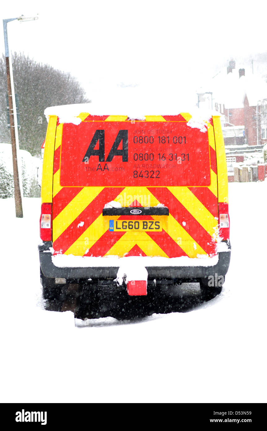 Hucknall, Notts, UK. 23. März 2013. Schnee ist weiterhin hinzufügen bereits tiefen Schnee fallen. AA Wiederherstellung Servicewagen Aufschlüsselung auf schneebedeckte Straße geparkt. Bildnachweis: Ian Francis / Alamy Live News Stockfoto