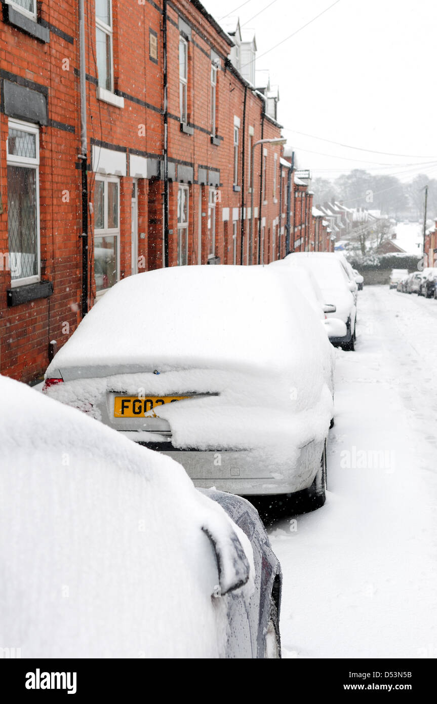 Hucknall, Notts, UK. 23. März 2013. Schnee ist weiterhin hinzufügen bereits tiefen Schnee fallen. Parkenden Autos entlang Seitenzeile Reihenhäuser. Bildnachweis: Ian Francis / Alamy Live News Stockfoto