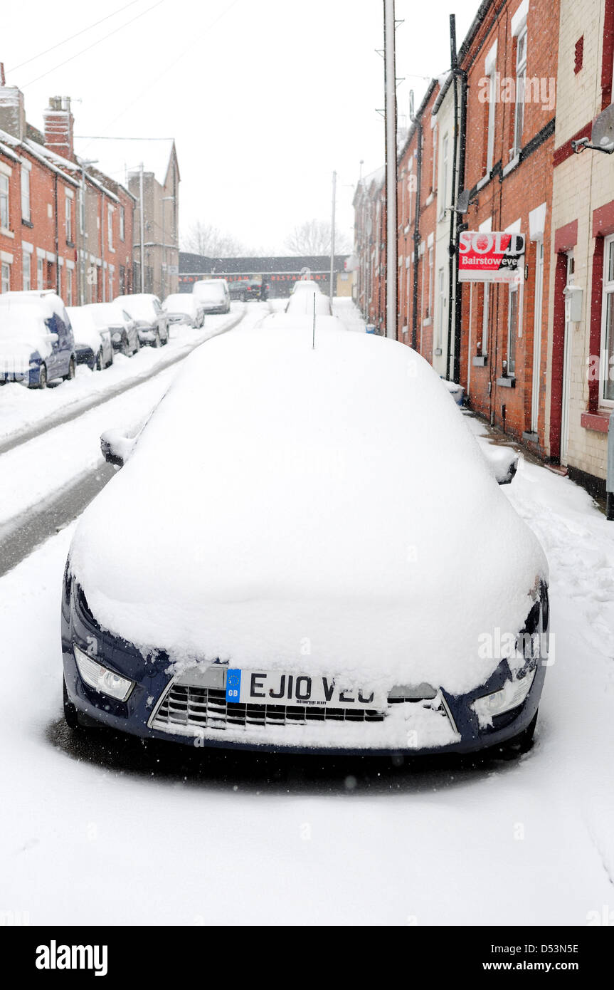 Hucknall, Notts, UK. 23. März 2013. Schnee ist weiterhin hinzufügen bereits tiefen Schnee fallen. Auto von schweren Schneefall bedeckt. Bildnachweis: Ian Francis / Alamy Live News Stockfoto