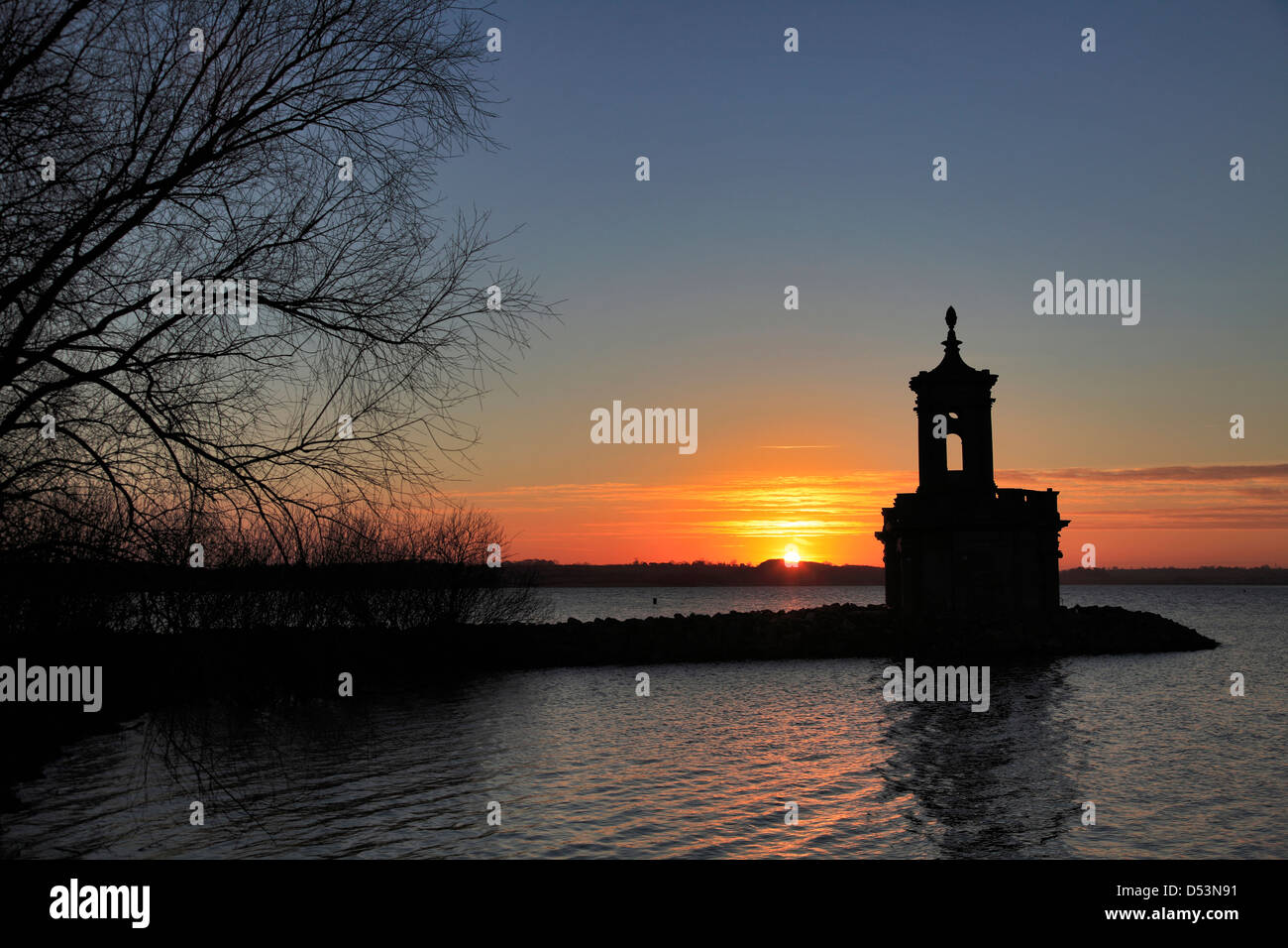 Sonnenuntergang über Normanton Kirche, Rutland Wasserbehälter; Rutland County; England; UK Stockfoto