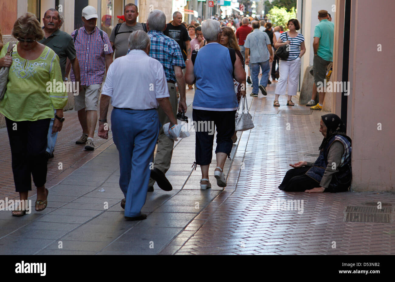 Eine Frau bittet um Geld an einer zentralen Straße in Palma De Mallorca, auf der spanischen Balearen-Insel Stockfoto