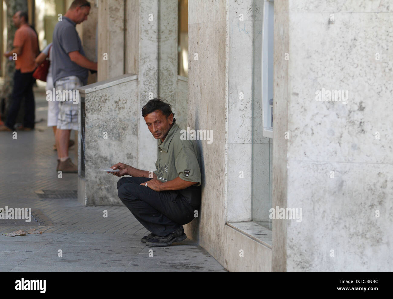 Ein Mann bittet um Geld an einer zentralen Straße in Palma De Mallorca, auf der spanischen Balearen-Insel Stockfoto