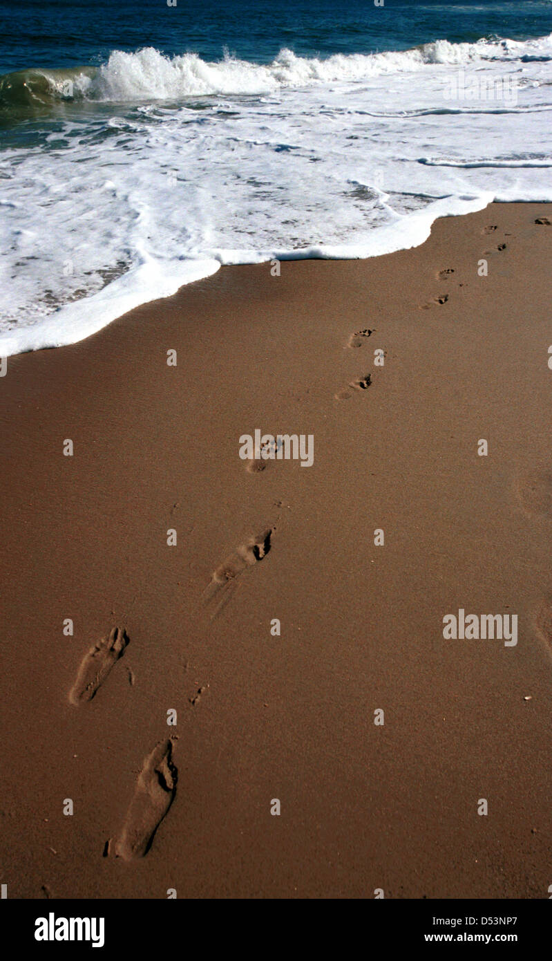 Fußspuren im Sand Virginia Beach, Virginia Fuß Drucke auf dem Sand, sandigen Fuß druckt in th Surf Fußspuren in der Brandung, Stockfoto