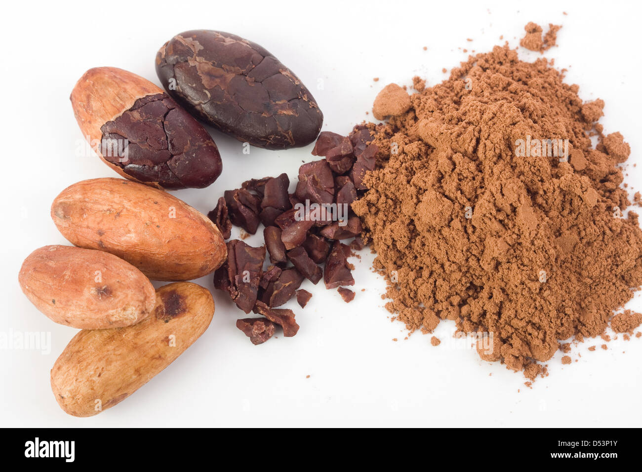 Kakaobohnen mit und ohne Schale Stockfoto