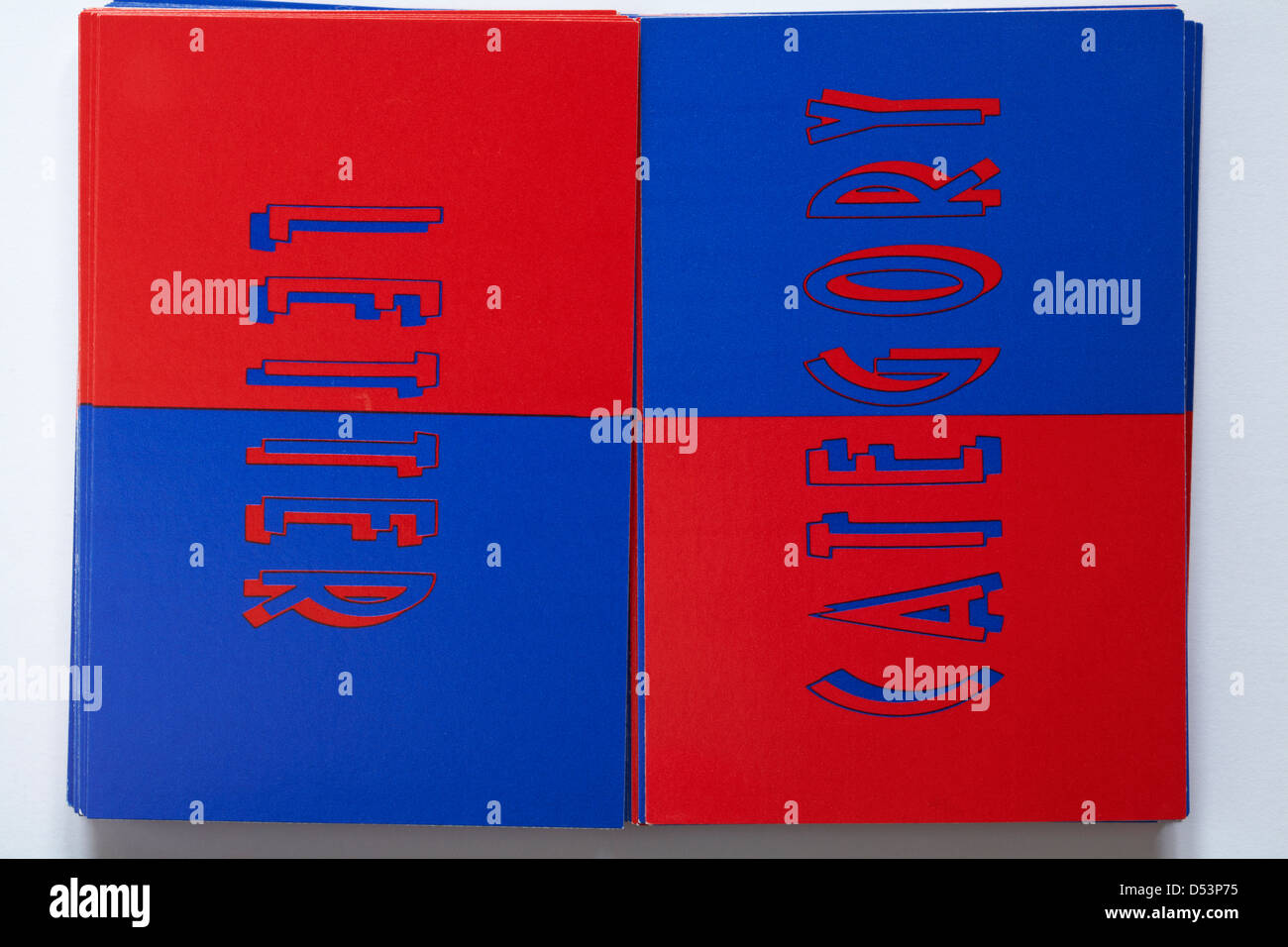 Kategorie- und Buchstabenkarten im kategorisch sprechenden Kartenspiel isoliert auf weißem Hintergrund Stockfoto