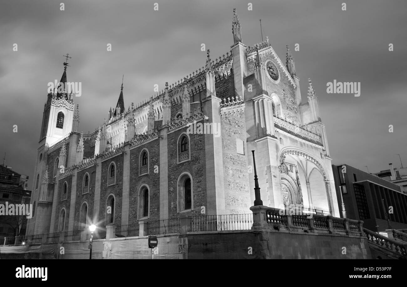 Madrid - gotische Kirche San Jerónimo el Real in Abenddämmerung Stockfoto