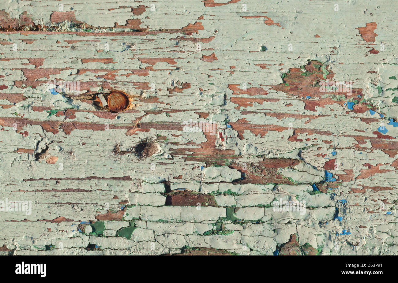 Alten verwitterten lackierte Holzoberfläche mit Nägeln Stockfoto