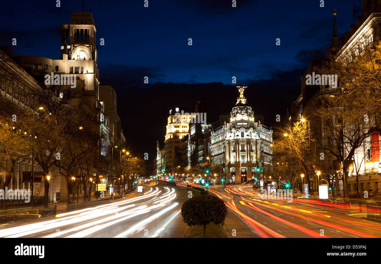 Madrid - Blick von der Plaza de Cibeles in Dämmerung bis Cale de Alcala Straße und Metropolis Gebäude Stockfoto