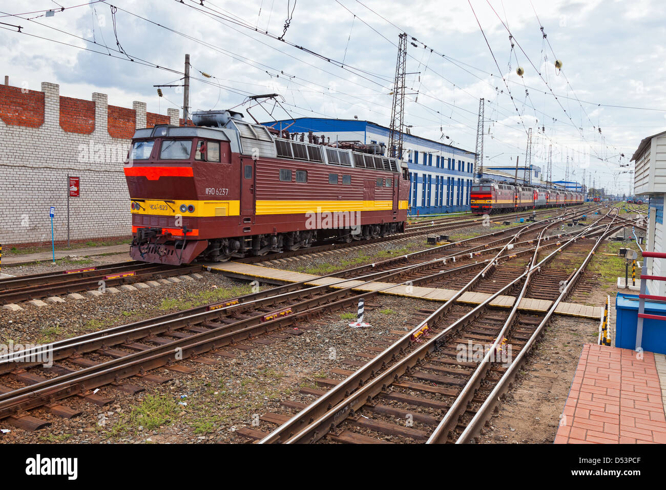 Blick von der Eisenbahn-Strecke und Passagier Zug in Russland Stockfoto