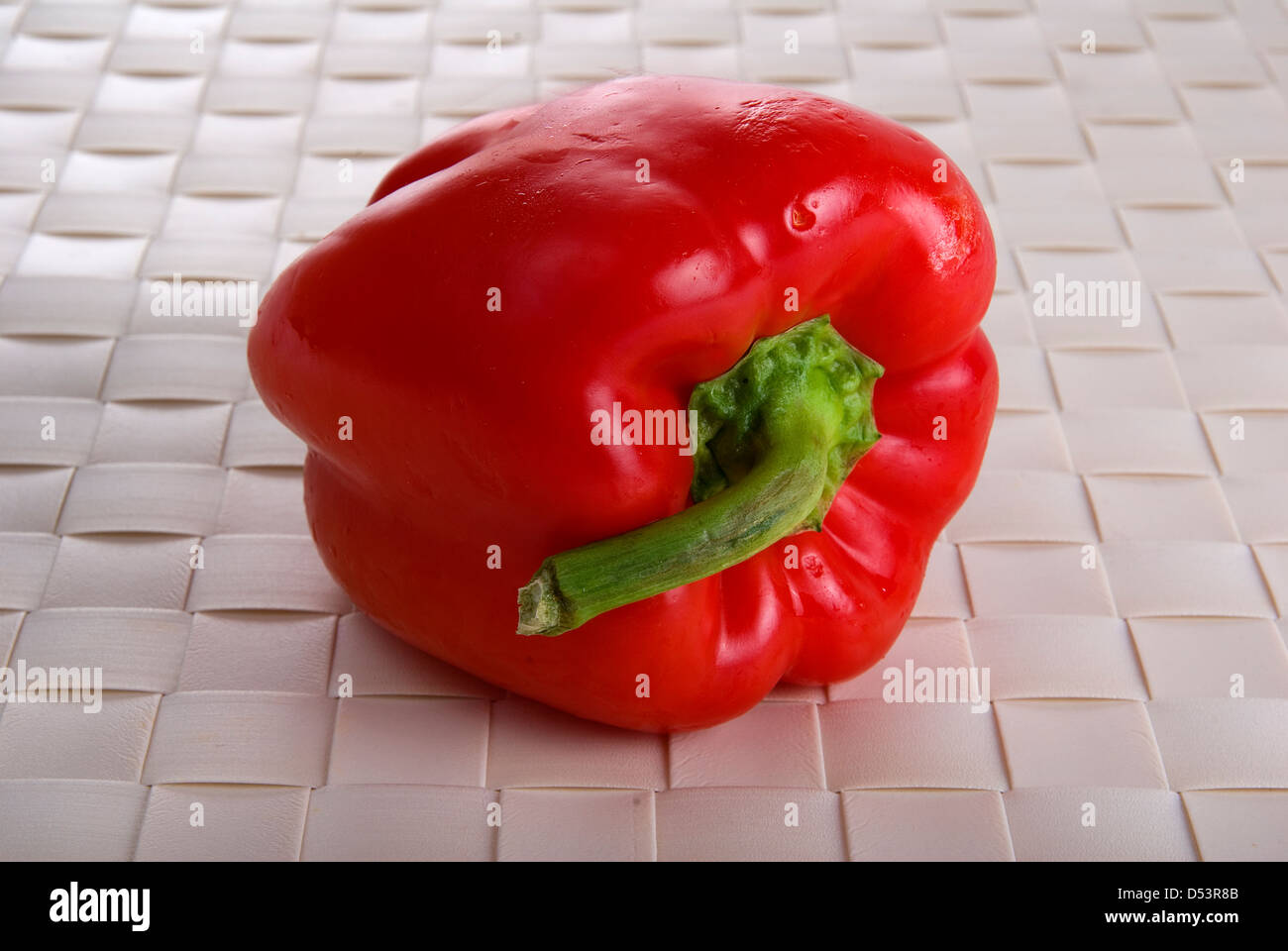rote Paprika auf Bambus Tischset Stockfoto