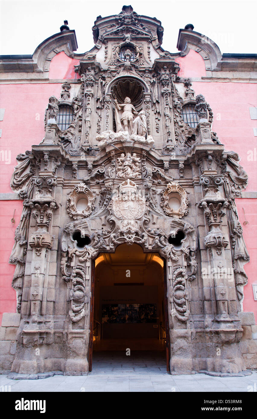MADRID - März 10: Barockportal des Museo Municipal aus dem Jahr 1721 von Pedro de Ribera am 10. März 2013 in Madrid. Stockfoto