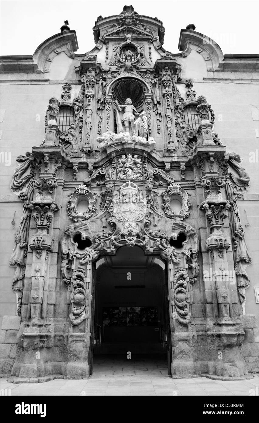 MADRID - März 10: Barockportal des Museo Municipal aus dem Jahr 1721 von Pedro de Ribera am 10. März 2013 in Madrid. Stockfoto