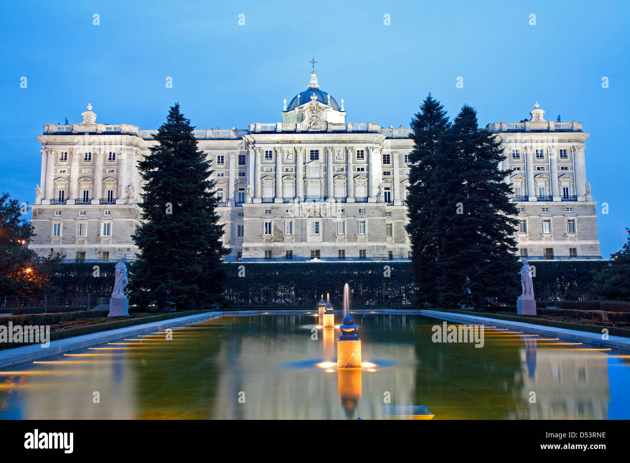 MADRID - März 10: Palacio Real oder Royal Palast von Sabatini Gärten in Dämmerung. Palast Stockfoto