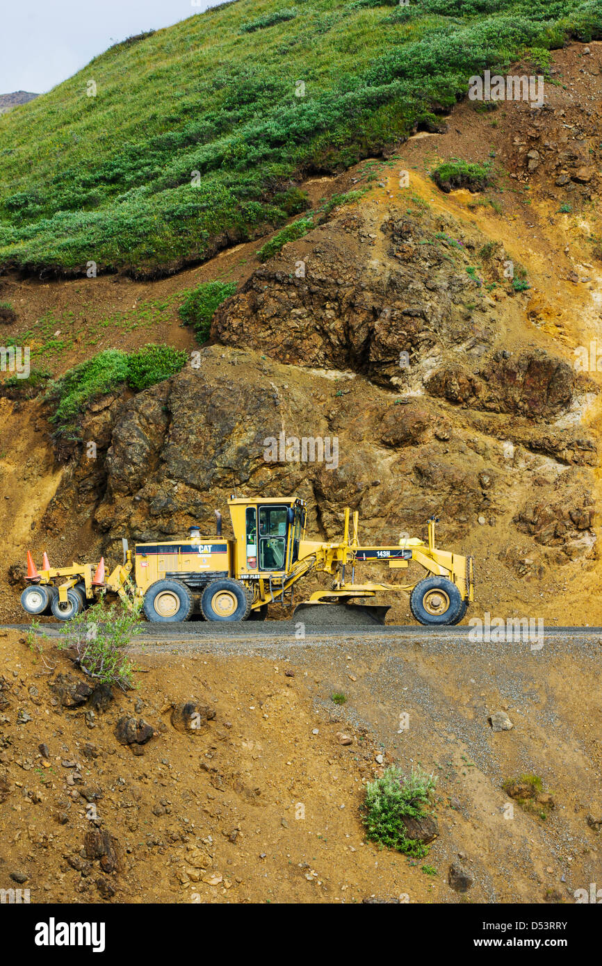 Eine schweres Gerät Road Grader funktioniert auf den Denali Park Road, Polychrome Pass, Denali National Park, Alaska, USA Stockfoto