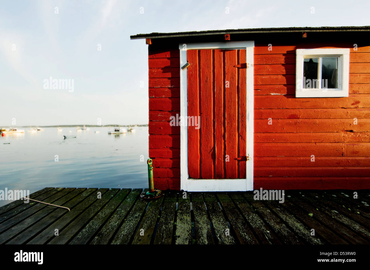 Eine rote Hütte auf einem Pier in beals Island, Maine. Stockfoto