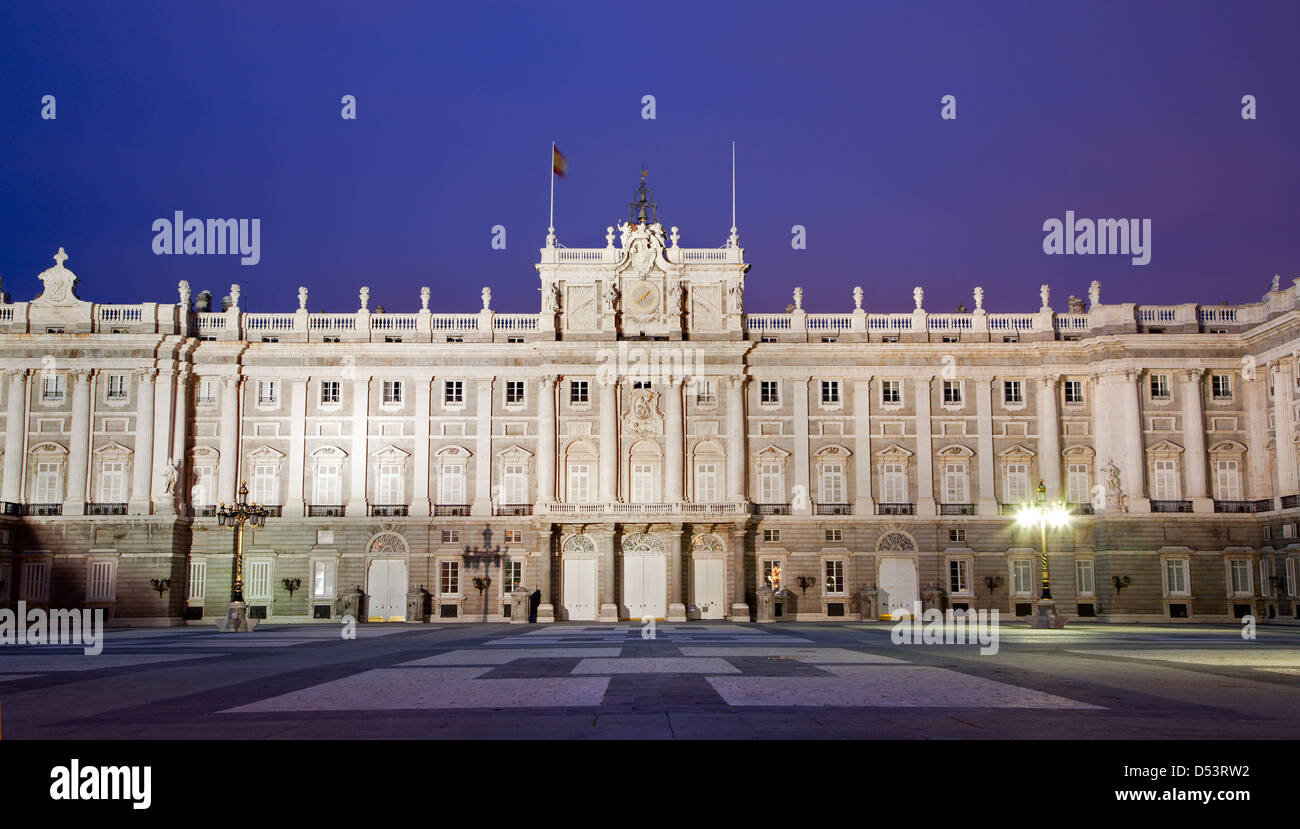 MADRID - März 10: Ostfassade des Palacio Real oder Royal Palace gebaut zwischen den Jahren 1738 und 1755 in Dämmerung Stockfoto