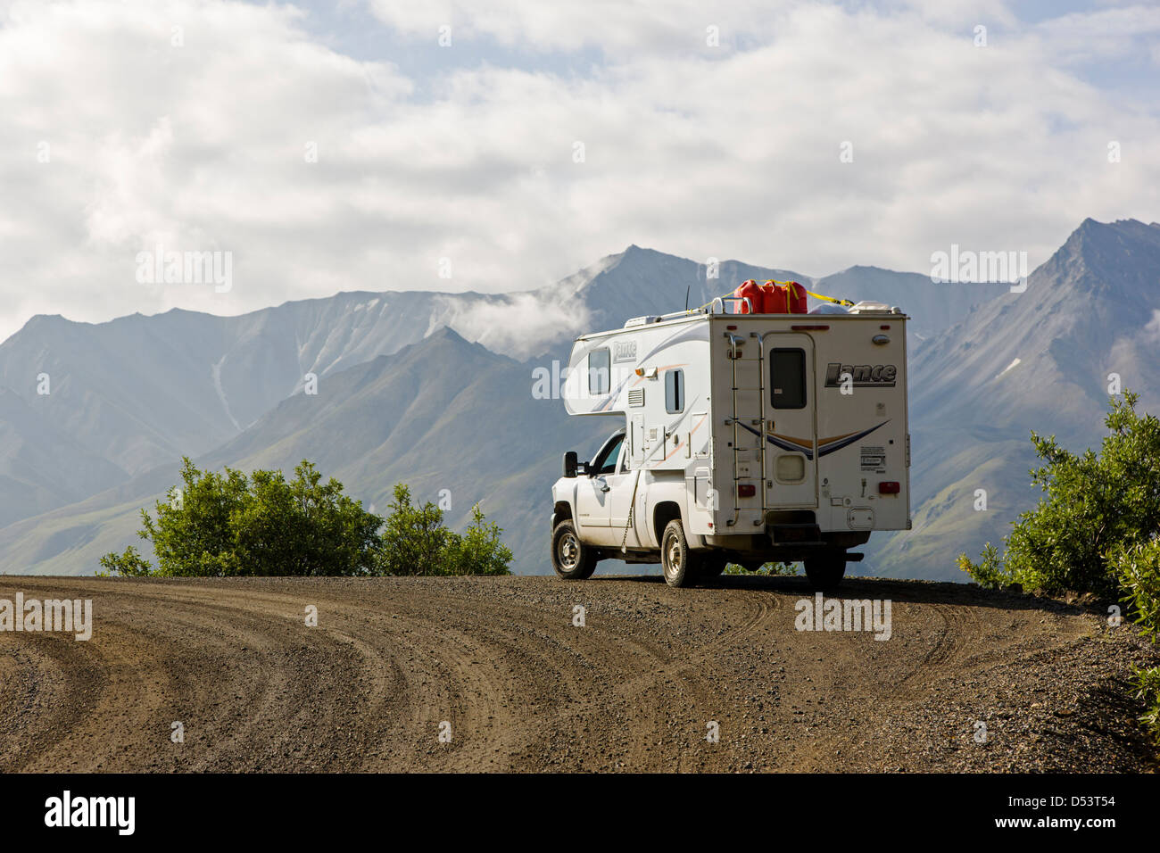 Wohnmobil LKW (Recreational Vehicle) auf den Denali Park Road, Denali National Park & zu bewahren, Alaska, USA Stockfoto
