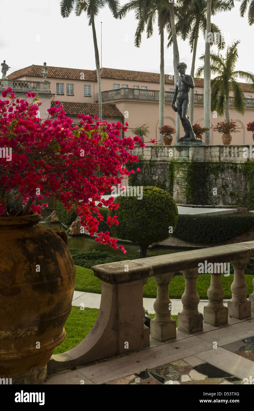 Bronzeguss von Michelangelos Skulptur, David, im Hof; John & Mable Ringling Museum of Art (Staatliches Kunstmuseum von Florida) Stockfoto