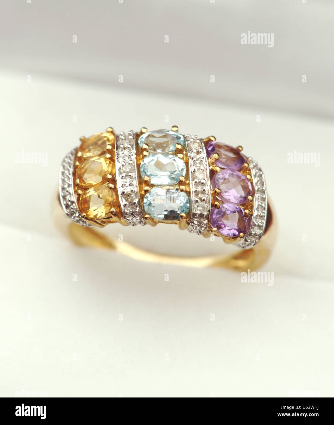 Schöner Goldring mit Edelsteinen und Diamanten - Citrin, Aquamarin und Amethyst in Schmuck-box Stockfoto