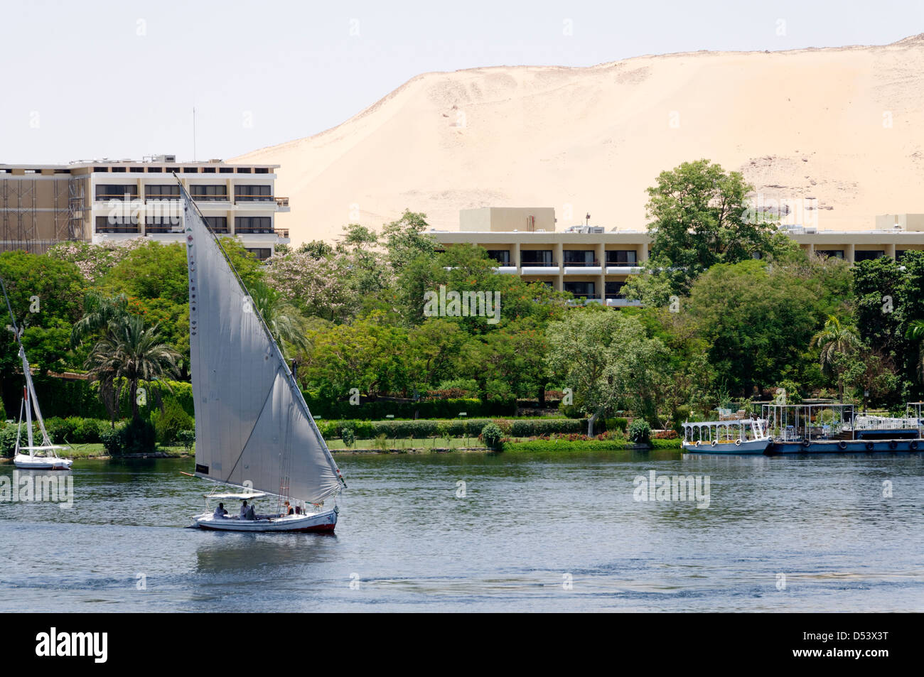 Ägypten. Traditionellen Feluken die Touristen rund um die Insel Elephantine, die sitzt in der Mitte des Flusses Nil bei Assuan. Stockfoto