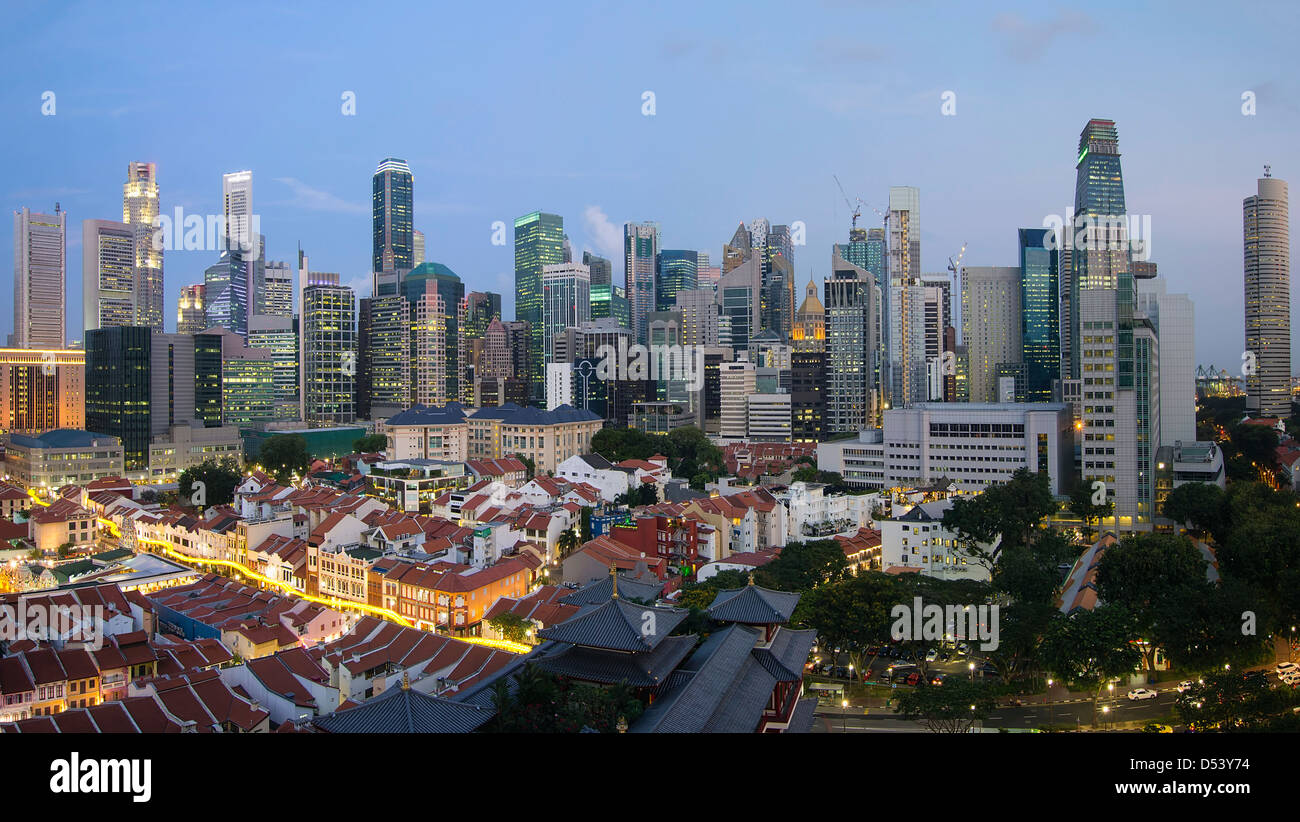 Skyline von Singapur und Chinatown an blaue Stunde Panorama Stockfoto