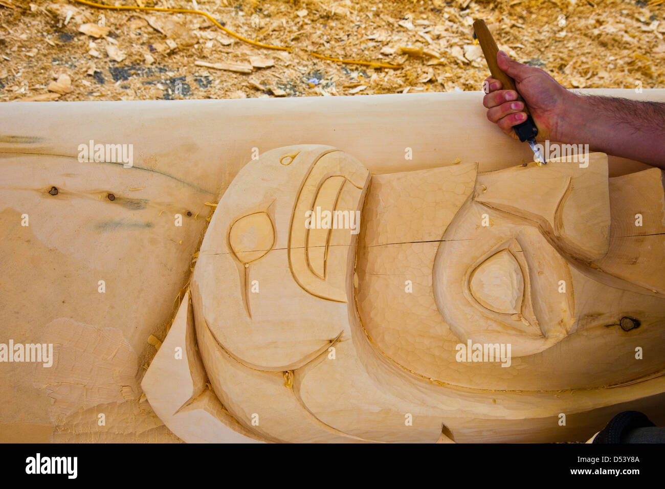 Aborigines Carver arbeitet an einem Yellow Cedar-Protokoll erstellen einen Totempfahl Stockfoto