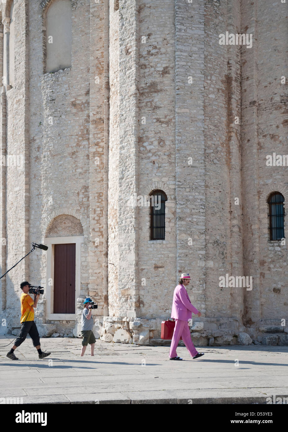 Schauspieler und Crew, die Dreharbeiten in der Nähe der Kirche St. Donat, Zadar Stockfoto