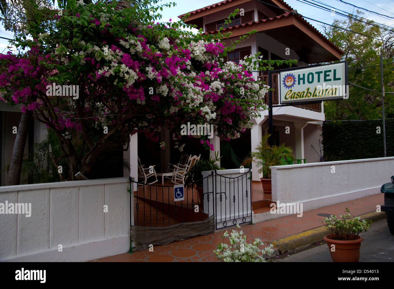 Dutzende von Hotels, wie das bunte Hotel Casablanca dienen eine blühende Tourismusindustrie in San Juan del Sur, Nicaragua. Stockfoto