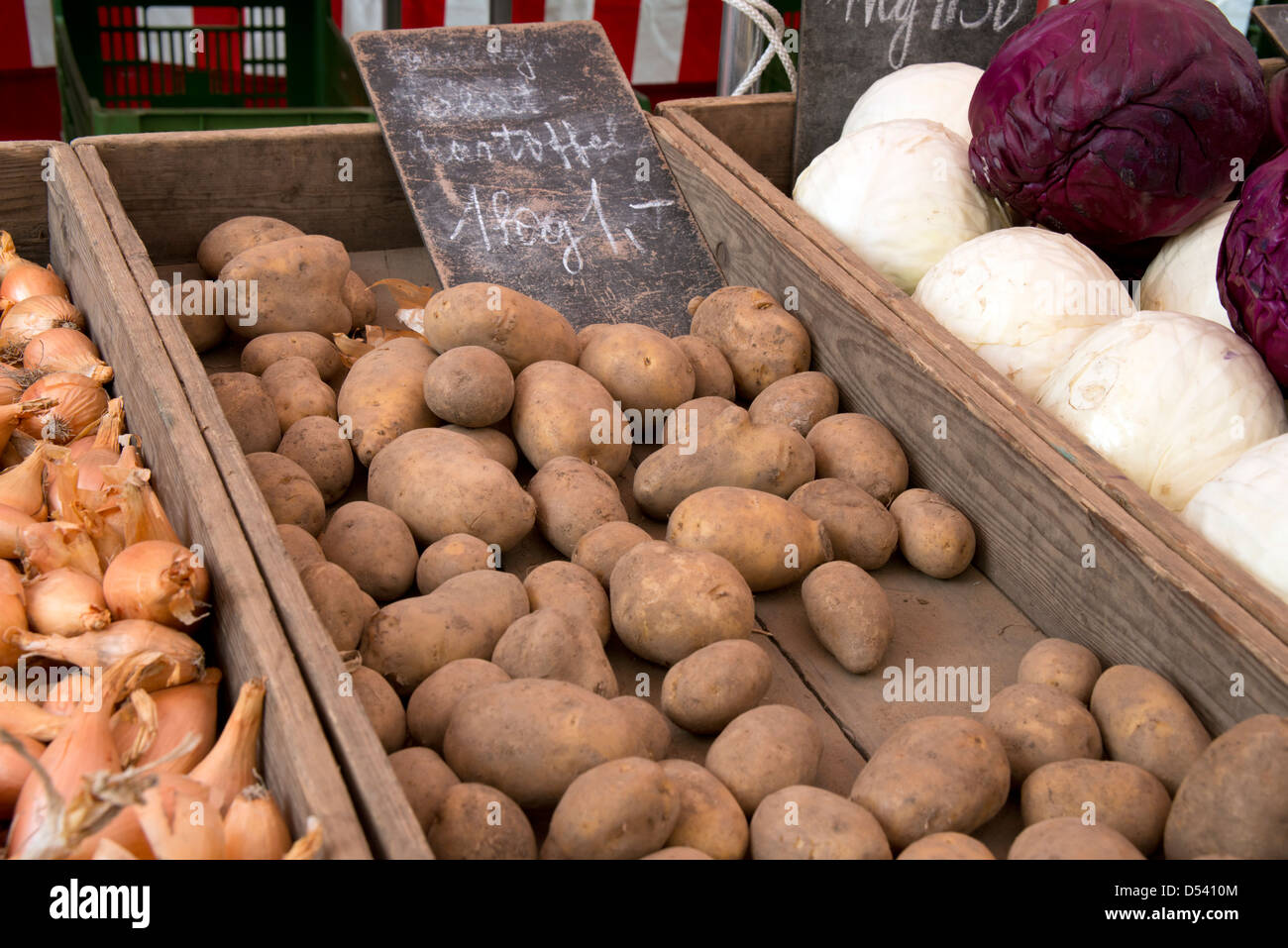 Lose Kartoffeln zum Verkauf im europäischen Markt in Bamberg, Deutschland, Europa. Stockfoto