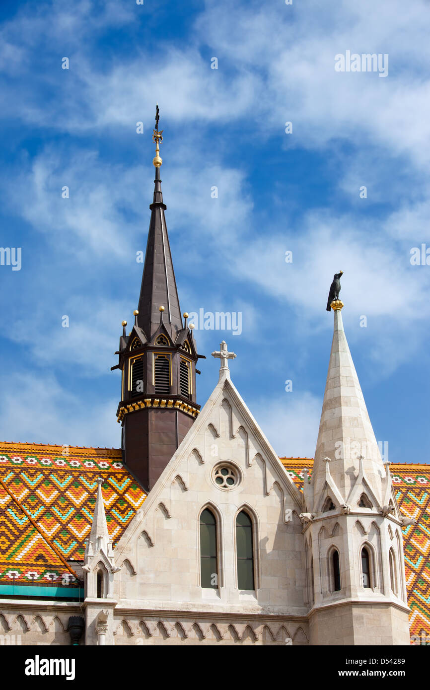 Turmspitzen und Rautenform Dachziegel von der Matthiaskirche in Budapest, Ungarn. Stockfoto