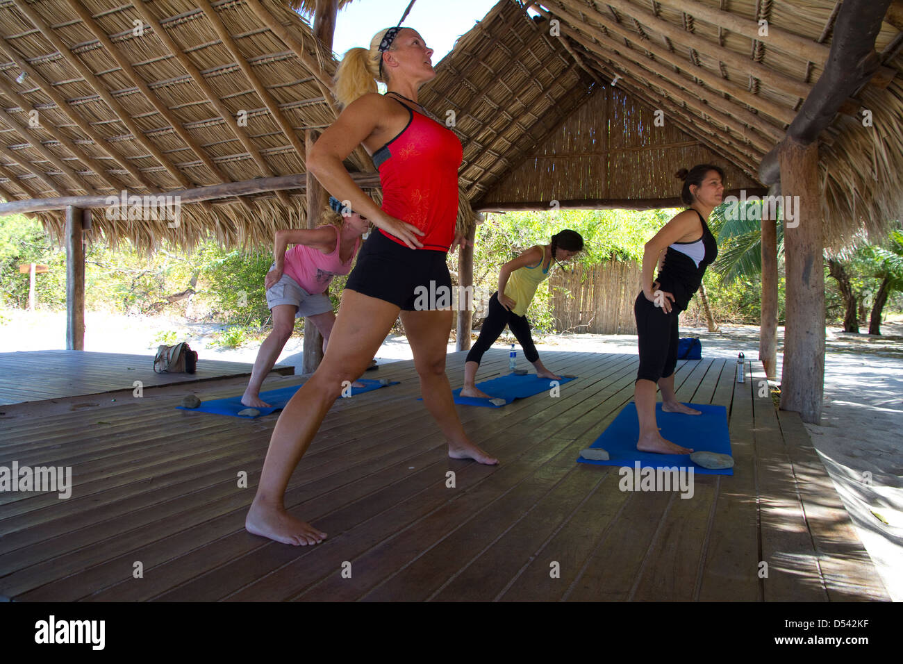 Yoga-Lehrer, führt Payge MacMahon Klasse in Morgans Rock Hacienda & Ecolodge, Nicaragua Stockfoto