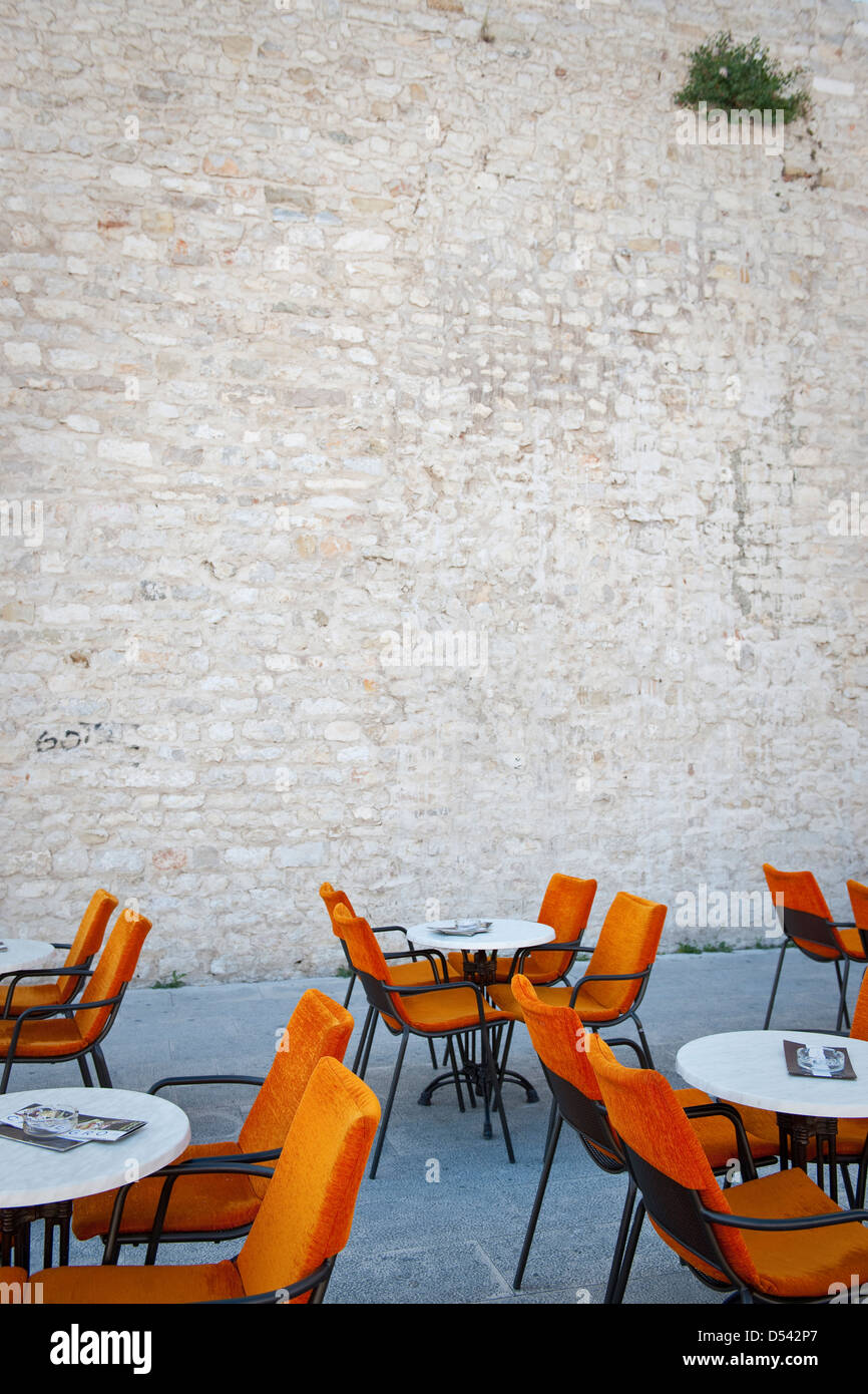 Orangefarbene Stühle für ein Café in der alten Stadt Zadar festgelegten Stockfoto