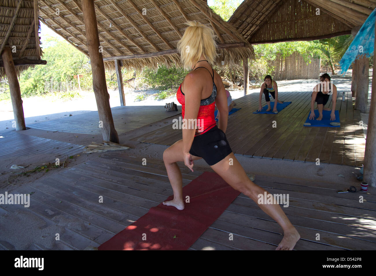 Yoga-Lehrer, Payge MacMahon führt eine Klasse in Morgans Rock Hacienda & Ecolodge, Nicaragua Stockfoto
