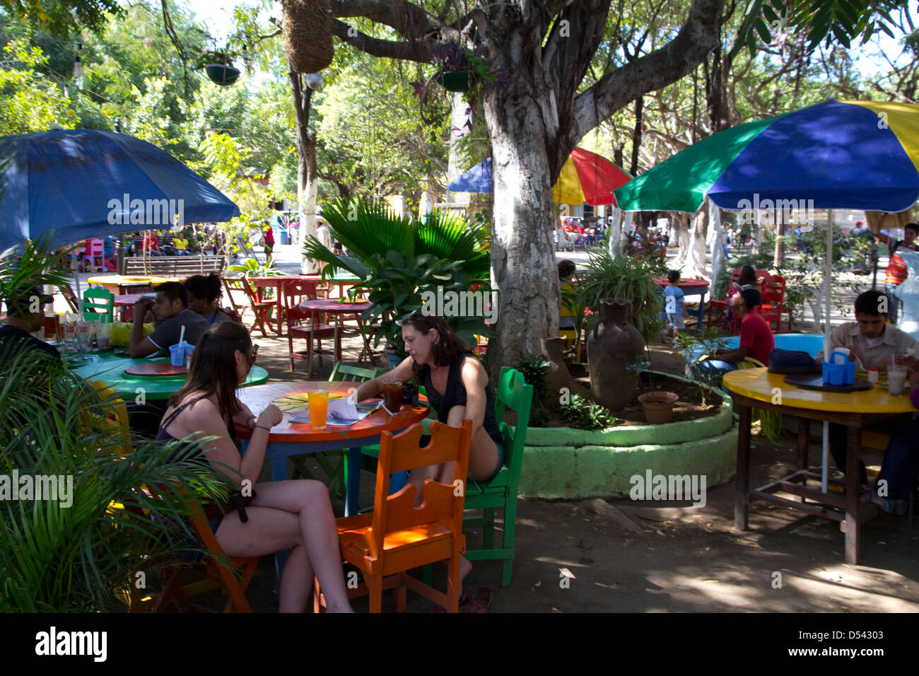 Es ist Zeit der Erfrischung in der zentralen Plaza von Grenada, Nicaragua. Stockfoto