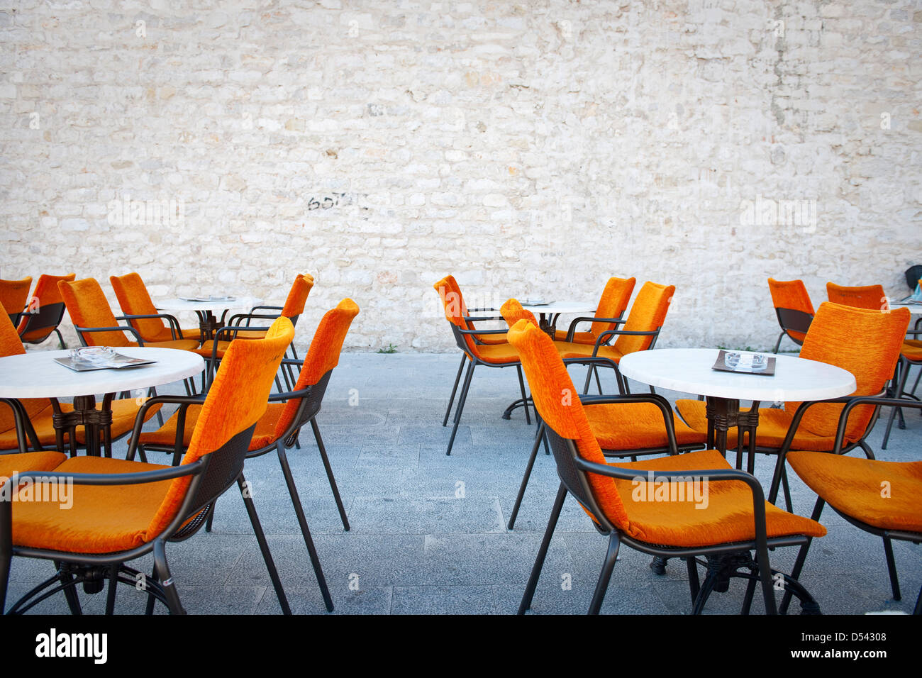 Orangefarbene Stühle für ein Café in der alten Stadt Zadar festgelegten Stockfoto