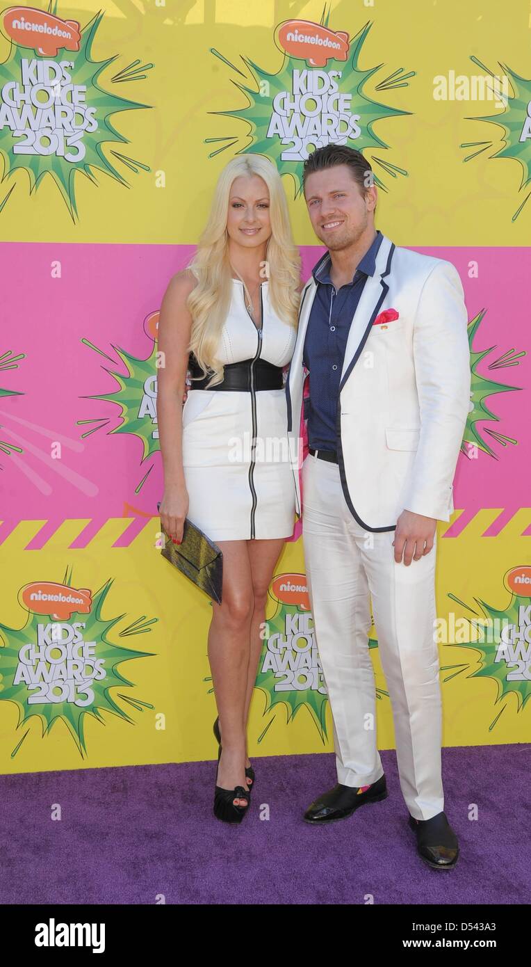 Los Angeles, USA. 23. März 2013. US Restler Mike "The Miz" Mizanin (r) und Maryse Ouellet erreichen Nickelodeons 26. Annual Kids' Choice Awards am USC Galen Center in Los Angeles, USA, am 23. März 2013. Foto: Hubert Boesl/Dpa/Alamy Live News Stockfoto